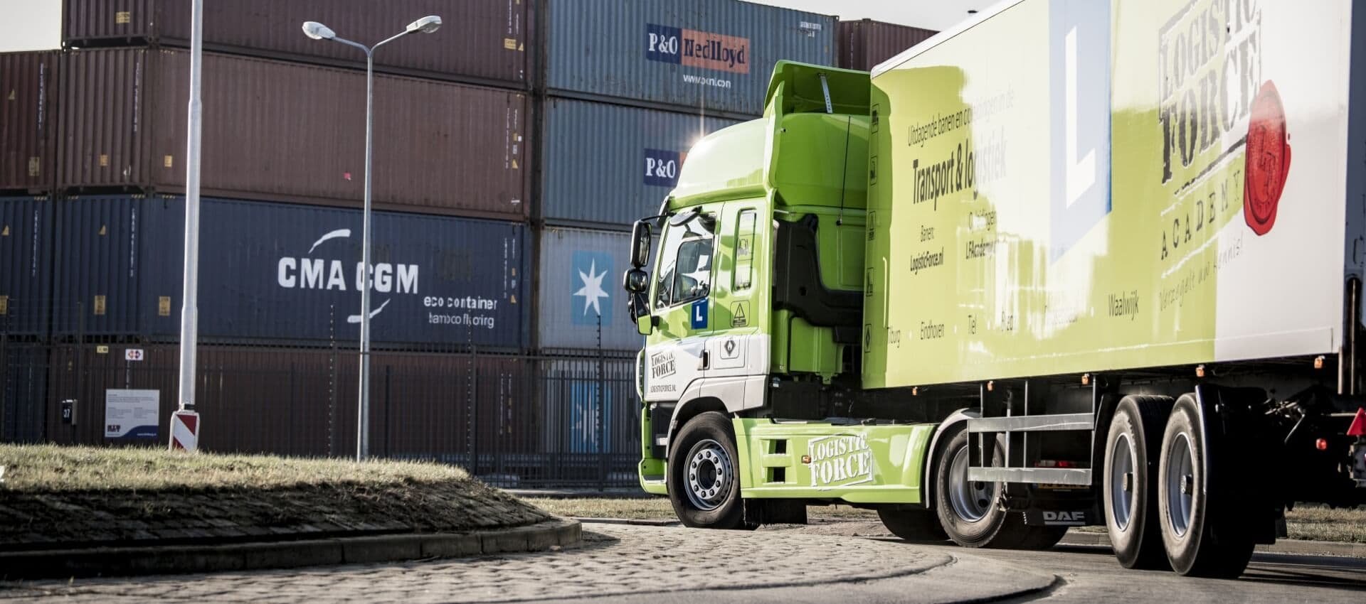 Foto | Logistic Force lestruck voor containers