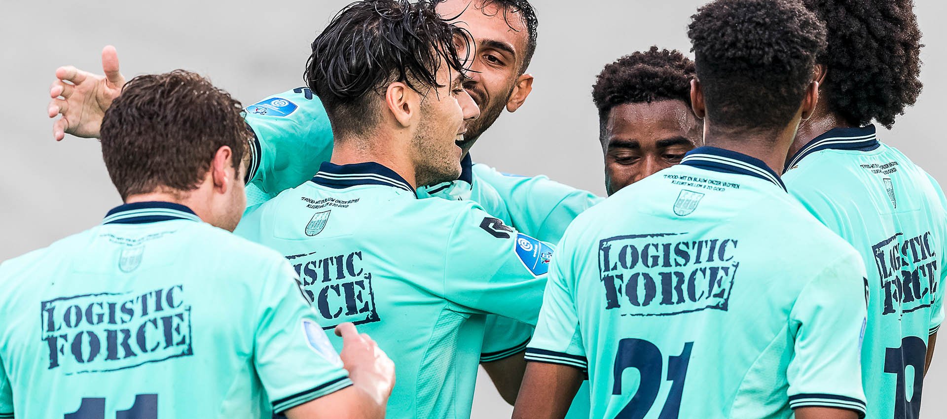 Foto | Willem II selectie met Logistic Force logo